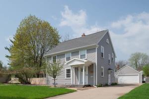 uma casa branca com um telhado cinzento em Aʟɪᴄɪᴀ Sᴛʀᴇᴇᴛ Aғғʟᴜᴇɴᴄᴇ - Luxury Home em Appleton