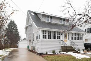 une maison blanche avec une allée devant elle dans l'établissement Character Home on Harney - 3 bedroom 2 bath, à Oshkosh