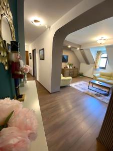 un salon avec un escalier et une chambre avec un salon dans l'établissement Sinaia Central Park, à Sinaia