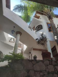 Zitácuaro的住宿－SOLACHE INN，前面有棕榈树的建筑