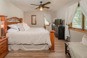 1 dormitorio con 1 cama y ventilador de techo en Pine, en Appleton