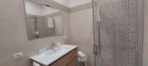 Ένα μπάνιο στο MariGarda Apartments +55 φωτογραφίες