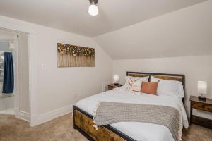 een slaapkamer met een bed en een schilderij aan de muur bij Home Away from Home off College Avenue in Appleton