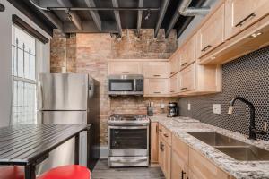 a kitchen with a stainless steel refrigerator and microwave at ᴘɪɴʙᴀʟʟ ᴘᴇɴᴛʜᴏᴜꜱᴇ in Appleton