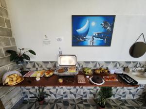 um buffet com comida numa mesa com uma balança em Pousada Canto do Sabiá em Piúma