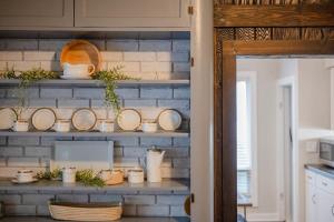 una cucina con scaffali con pentole e padelle di Lilac ad Appleton
