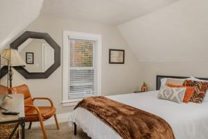 una camera con un grande letto e uno specchio di Lilac ad Appleton