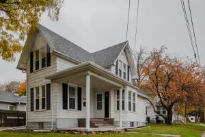 une maison blanche avec un toit gris dans l'établissement Lilac, à Appleton