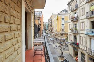 バルセロナにあるRo Lively and bright apartment next to Blai stの椅子と通り付きの建物のバルコニー