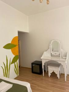 TV a/nebo společenská místnost v ubytování Yedi Butik Hotel