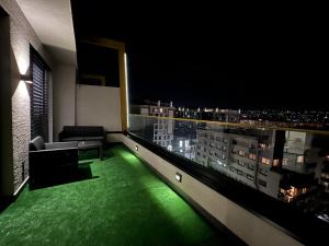 Zimmer mit Stadtblick in der Nacht in der Unterkunft Luxury Penthouse Sarajevo in Sarajevo