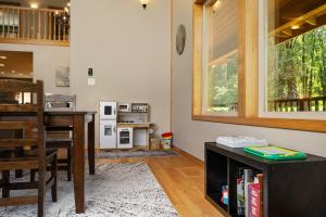 ein Wohnzimmer mit einem Tisch und einer Küche in der Unterkunft Iron Mountain - Spacious Secluded Lodge with Hot Tub & Game Room in Sandy