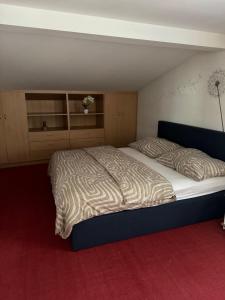 ein Schlafzimmer mit einem großen Bett mit einer Bettdecke mit Zebramuster in der Unterkunft 2 Bedrooms, 2 Baths House with a Living Room an Upstairs Reception rea in Wien
