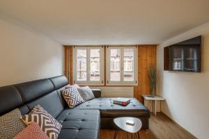 a living room with a couch and a table at Apartment am schönen Brienzersee in Brienz