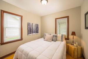 una camera da letto con un grande letto bianco e due finestre di 5 Star Suite Spot - Sleeps 7 3Br 2 Bath Full Remodel ad Appleton