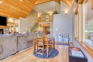 eine Küche und ein Wohnzimmer mit Holzdecke in der Unterkunft Iron Mountain - Spacious Secluded Lodge with Hot Tub & Game Room in Sandy