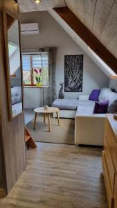 ein Wohnzimmer mit einem Sofa und einem Tisch in der Unterkunft Ancien moulin près d'un ruisseau in Sallen