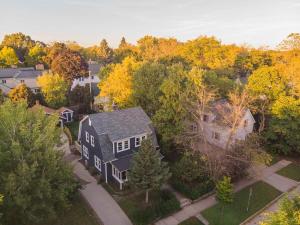 una vista aérea de una casa negra y árboles en Downtown Luxury at Lawrence, en Appleton