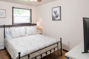 Un pat sau paturi într-o cameră la Exᴄᴇʟʟᴇɴᴄᴇ ᴏɴ Eᴄʜᴏ Lᴀɴᴇ Walk to Lambeau & Resch