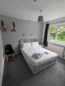 Postel nebo postele na pokoji v ubytování Cottage Court Hotel + 56 fotografií