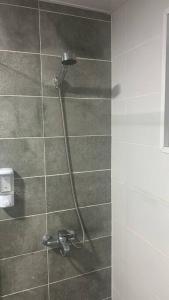 um chuveiro com uma mangueira na casa de banho em Acogedor Sweet Apartament em Santiago de los Caballeros