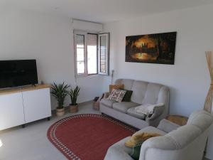 a living room with a couch and a tv at O lar da Tia Carmen in Neaño