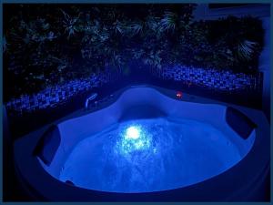- une piscine éclairée la nuit dans l'établissement 01 Le rêve des 1000 bulles By Fanny S, à Saint-Quentin