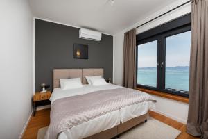 Postel nebo postele na pokoji v ubytování NEW Luxury Feel Good House by the Sea + 37 fotografií