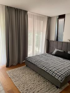 - une chambre avec un lit et une grande fenêtre dans l'établissement Romanticky byt na Kolibe, à Koliba