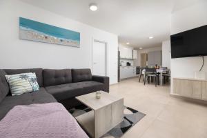 ソリネにあるApartment Grasaのソファとテーブルのあるリビングルーム