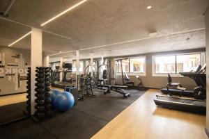 - une salle de sport avec tapis de course et poids dans l'établissement Charmoso e central, à Brasilia