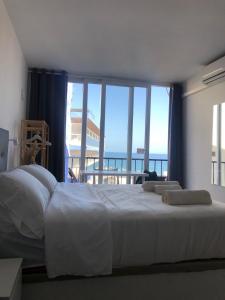 um quarto com uma cama grande e vista para o oceano em Inviting Studio with Sea View em Torremolinos