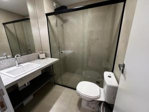 uma casa de banho com um chuveiro, um WC e um lavatório. em PARK SUL - Edifício Essence - 5 em Brasília