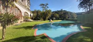 uma piscina num quintal ao lado de um edifício em Apartamento Palácio Quitandinha em Petrópolis