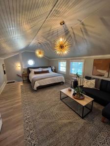 1 dormitorio grande con 1 cama y 1 sofá en Spacious Retreat for Large Groups en Lafayette