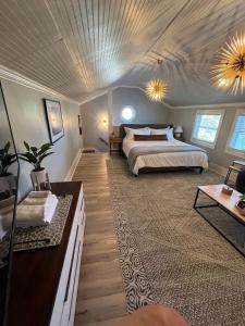1 dormitorio con 1 cama grande y 1 alfombra grande en Spacious Retreat for Large Groups en Lafayette