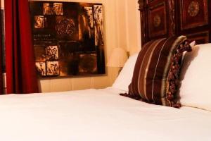 a bed with a pillow on top of it at Work Crew Haven: Spacious Corporate Lodging in Lafayette +47 photos
