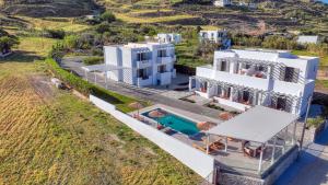 - une vue aérienne sur une villa avec une piscine dans l'établissement Achilli Apartments, à Skiros