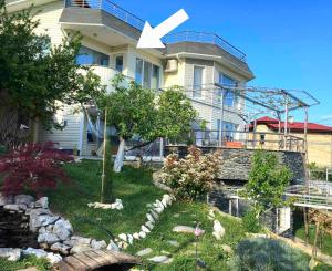 a house with a garden in front of it at Вила Рак-Апартаменти за гости in Varna City