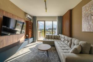 sala de estar con sofá y TV en Belgrade Waterfront Residences - Beograd na vodi en Belgrado