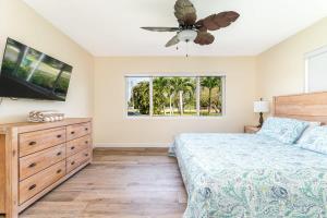 a bedroom with a bed and a ceiling fan at Charming Multi Family 3 Bedroom with a Pool - Great Location in Dania Beach +42 photos