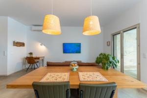 Posedenie v ubytovaní Loft con piscina climatizada de agua salada y parking en el centro de Figueres