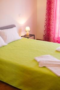 Un dormitorio con una cama verde y una lámpara en una mesa en CASA PAMPA en Ribeira de Pena