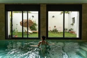 Bazén v ubytovaní Loft con piscina climatizada de agua salada y parking en el centro de Figueres alebo v jeho blízkosti