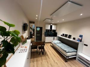 Postel nebo postele na pokoji v ubytování RMI1 - Apartment für Urlauber, Monteure - mit AC und Infrarotheizung