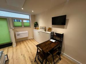 TV a/nebo společenská místnost v ubytování RMI1 - Apartment für Urlauber, Monteure - mit AC und Infrarotheizung + 1 fotografie