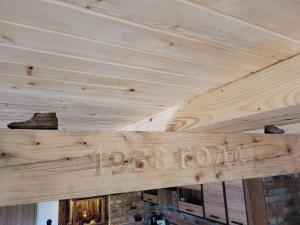 a wooden ceiling in a room with a fireplace at Stary Dom z Piwnicą in Krynica Zdrój