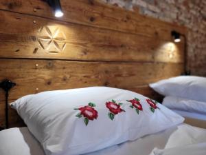 Postel nebo postele na pokoji v ubytování Stary Dom z Piwnicą