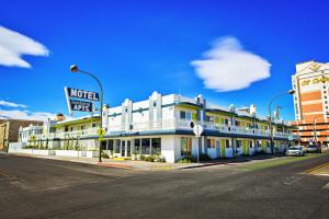 un hotel en la esquina de una calle en Downtowner Boutique Hotel, en Las Vegas