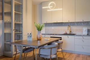 Virtuvė arba virtuvėlė apgyvendinimo įstaigoje Natura Iława Luxury Apartments